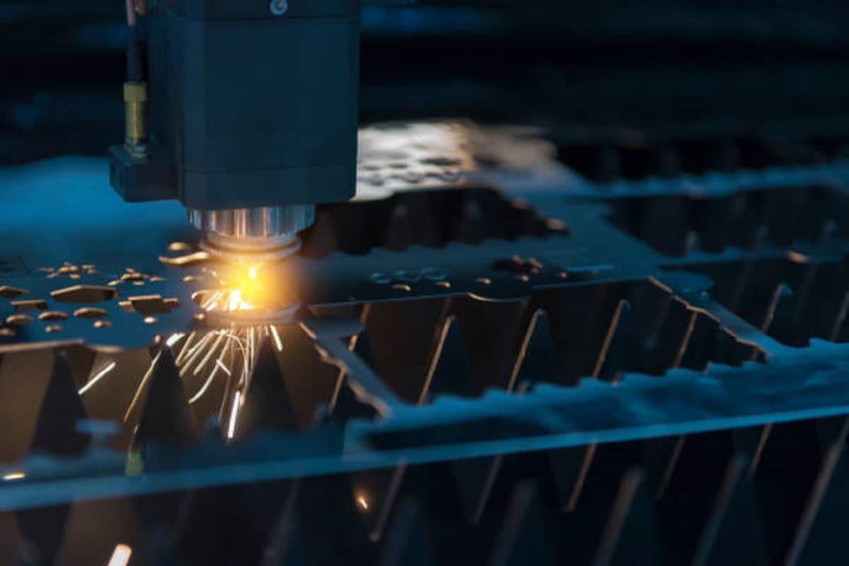 Řezání laserem: Jak si vybrat CO2 a vláknový laser?