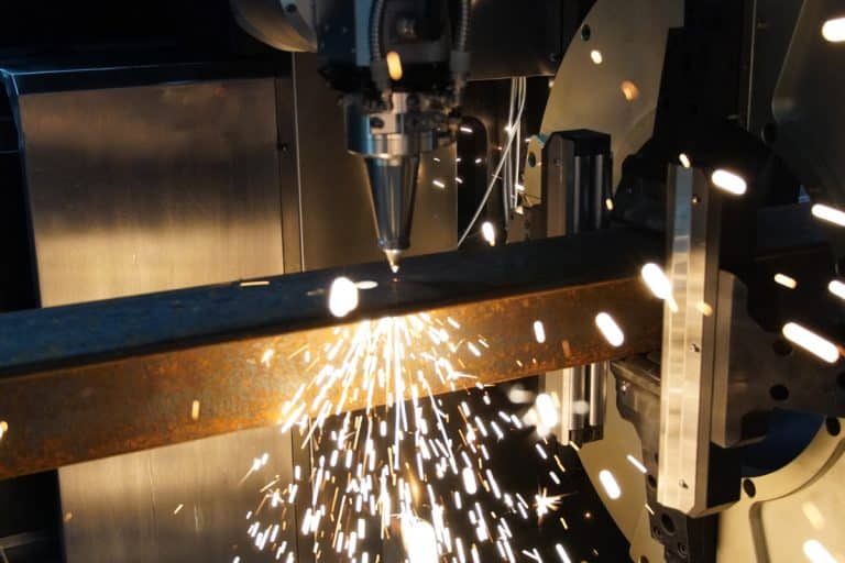 Considerações e regulamentações ambientais para processos de corte a laser de fibra