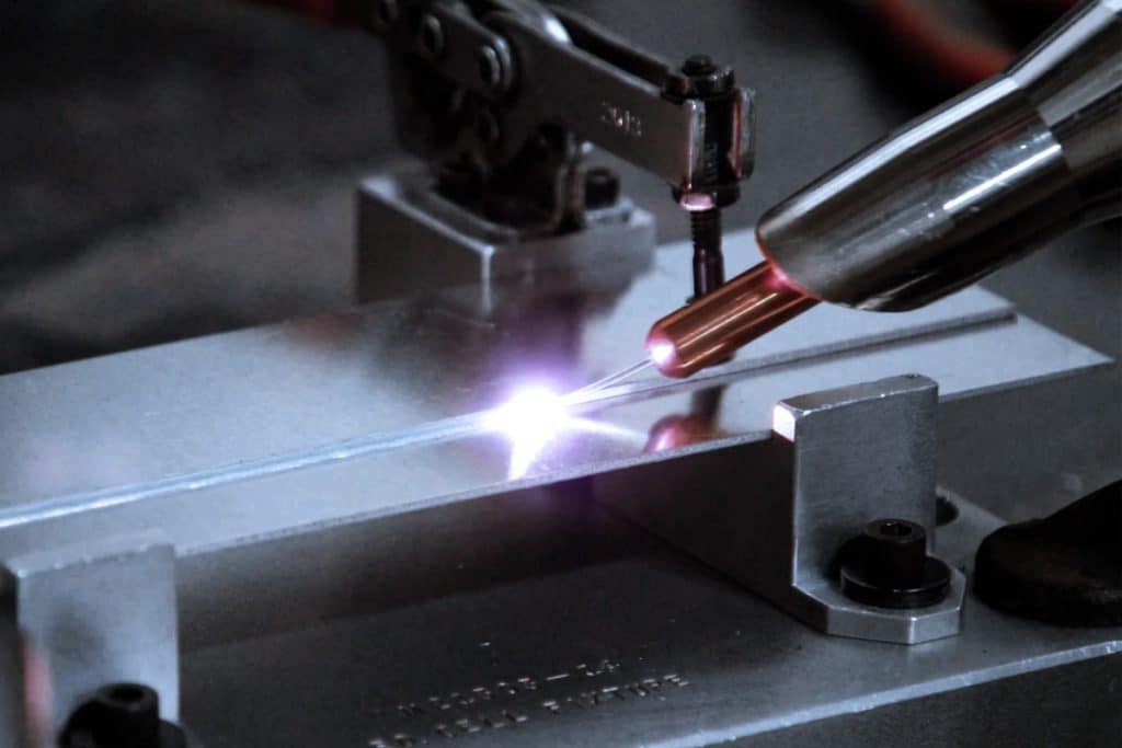 Jak długość fali wiązki laserowej wpływa na proces spawania