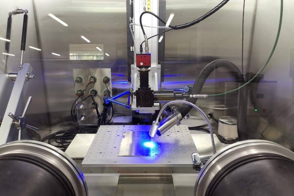 ¿Cómo afecta el sistema de suministro del haz a la eficiencia de una máquina de soldadura láser?