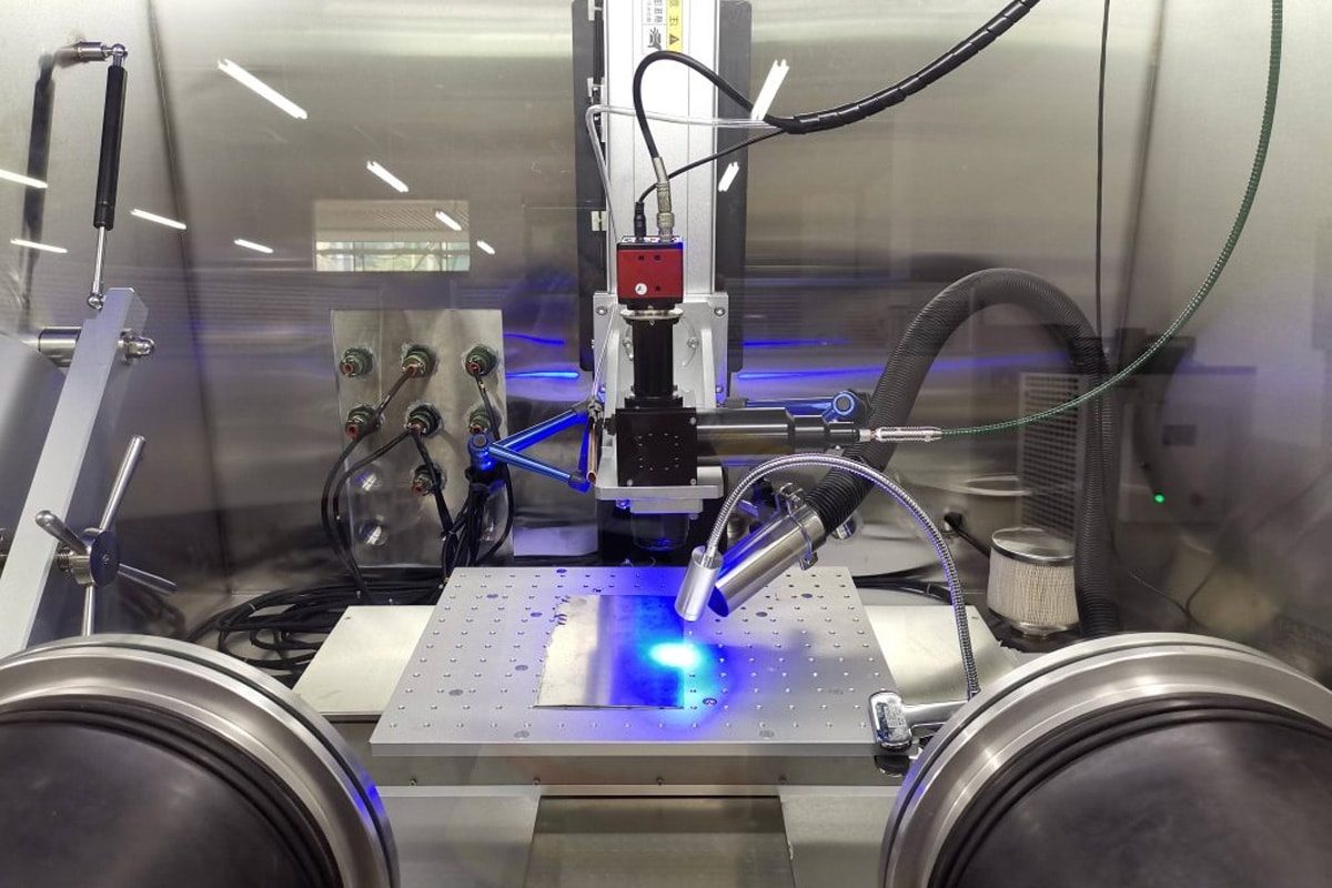 In che modo il sistema di erogazione del raggio influisce sull'efficienza di una macchina per saldatura laser?