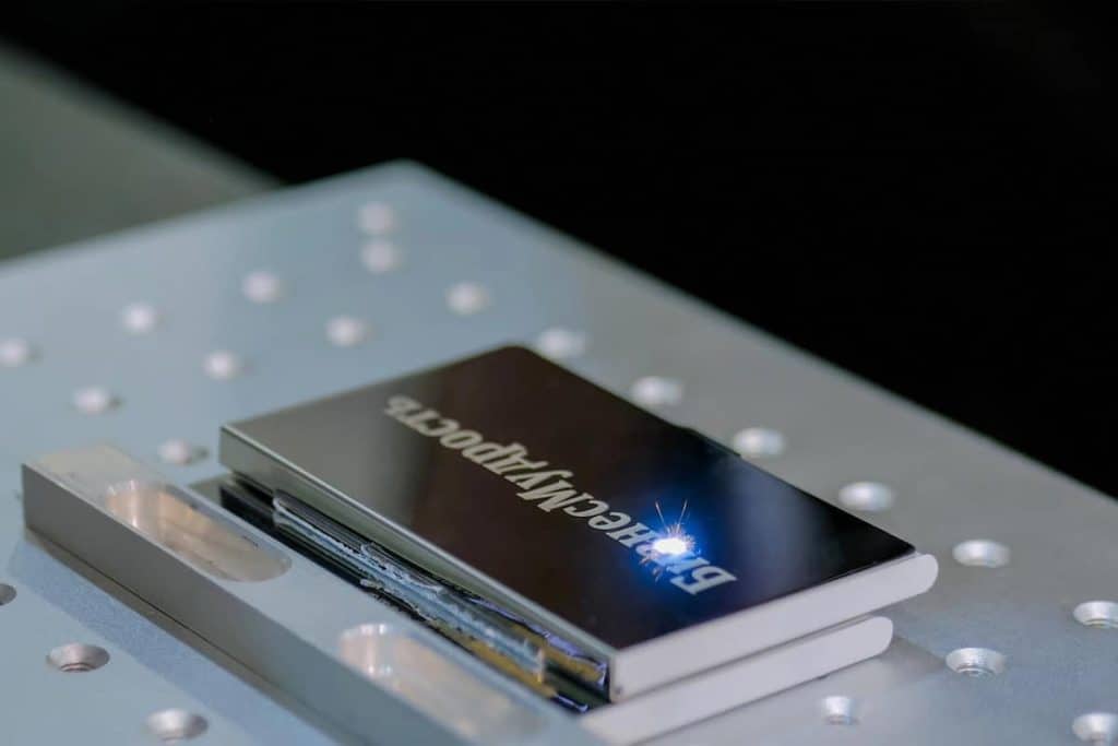 Como a escolha do tipo de laser afeta as capacidades de marcação?