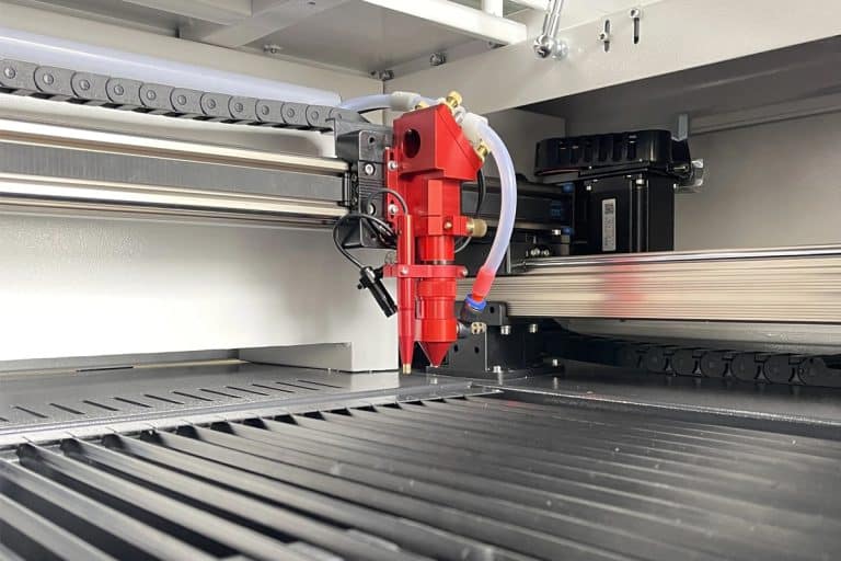 Considerazioni e normative ambientali per l'utilizzo di macchine per il taglio laser a CO2
