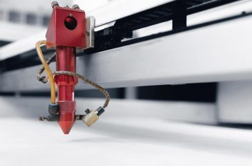 Egy CO2 lézervágó gép képes egyszerre vágási és gravírozási feladatokat elvégezni?