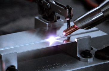 Comment la longueur d'onde du faisceau laser affecte-t-elle le processus de soudage ?