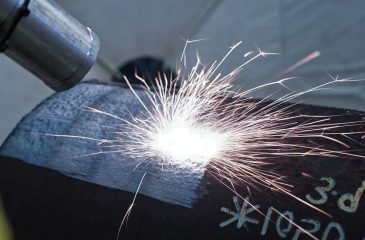 ¿Cómo afectan la frecuencia de pulso y la tasa de repetición a la eficiencia de la limpieza láser?