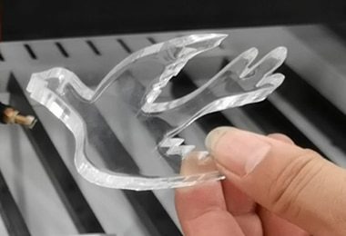 عينات قطع البلاستيك بالليزر