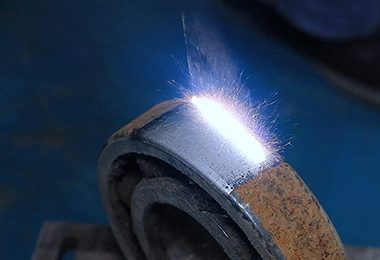 Campioni di pulizia con laser a impulsi