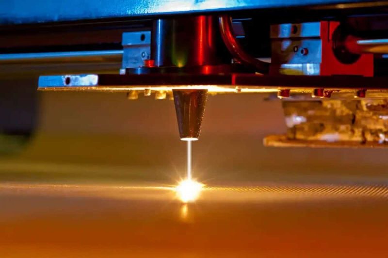 Quels sont les dangers causés par une mauvaise utilisation de la découpe laser CO2 ?